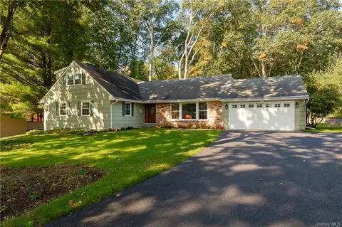 11 Carriage Hill Ln, Poughkeepsie, NY 12603