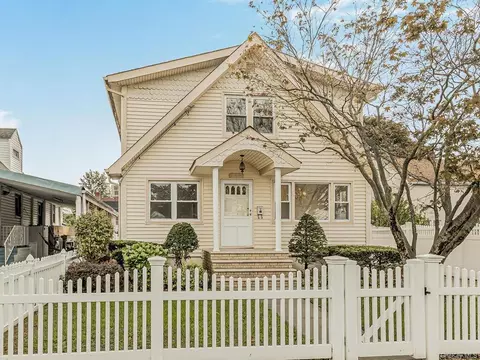 13825 242nd St, New York, NY 11422