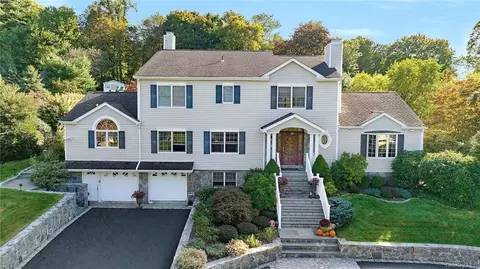 32 Larrys Ln, Mount Pleasant, NY 10570