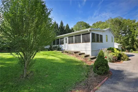 8 Bischoff Ln, Beekman, NY 12533