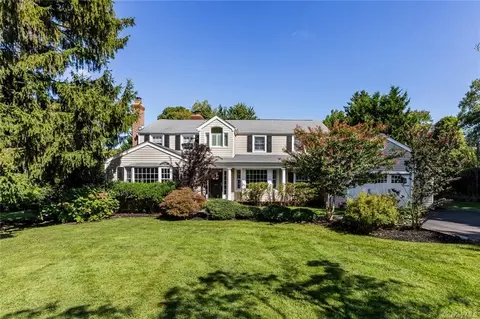 37 Connelly Rd, Huntington, NY 11743