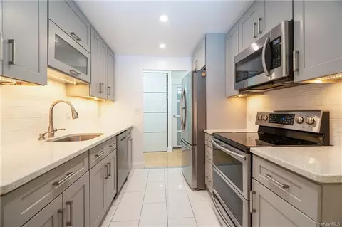 500 High Point Dr #706, Greenburgh, NY 10530