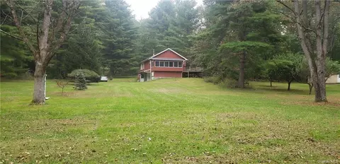 27 Arrowhead Ln, Tusten, NY 12764