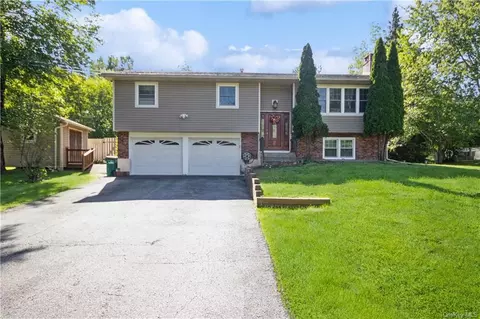 16 Vorndran Dr, Wappinger, NY 12590