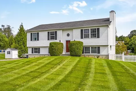 31 White Oak Cir, Dover, NY 12594