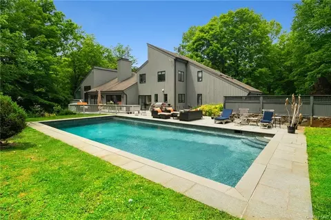 9 Patterson Rd, Pound Ridge, NY 10576