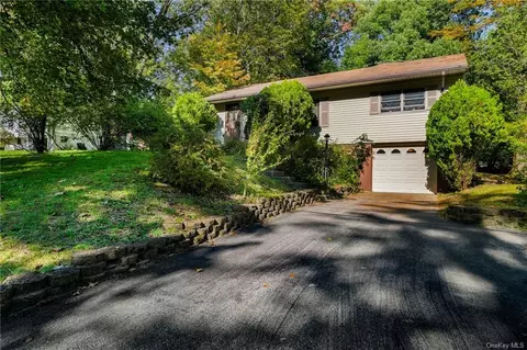 89 Harth Dr, New Windsor, NY 12553
