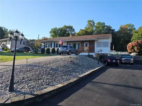 47 Creeden Dr, Wallkill, NY 10940