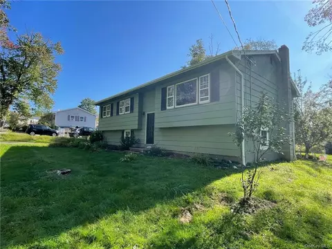 1166 Burlingham Rd, Shawangunk, NY 12566