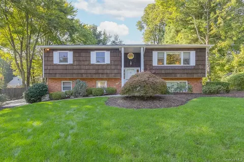 3 Arrow Ln, Clarkstown, NY 10956