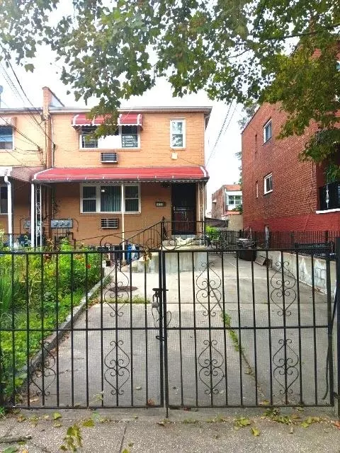 1023 E 224th St, New York, NY 10466