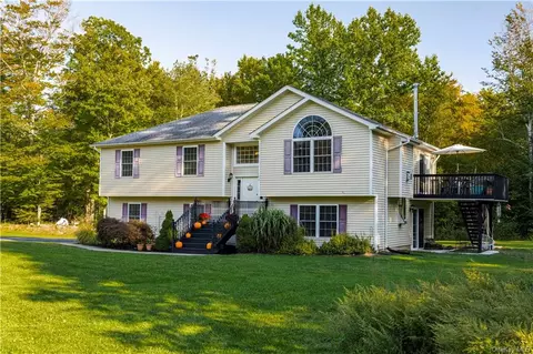 94 Glen Rock Cir, Highland, NY 12528