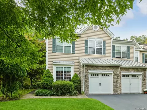 840 Huntington Dr, Fishkill, NY 12524