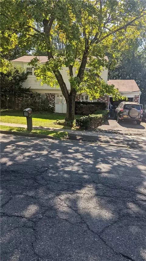 3 Valley Dr, Clarkstown, NY 10954