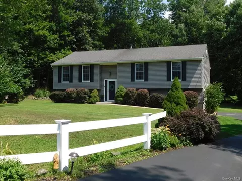 4 Geoffrey Ct, Mount Hope, NY 10963