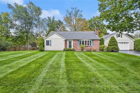 11 Shore Ln, Mahopac, NY 10541