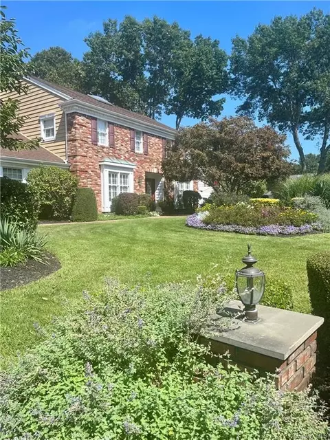 33 Ashford Dr, Bohemia, NY 11716
