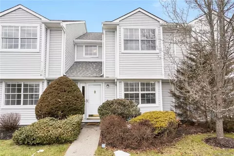 5 Hemlock Cir, Pawling, NY 12564