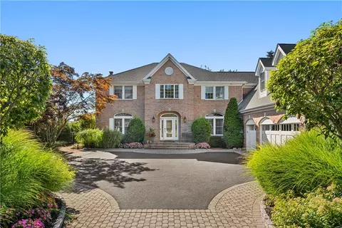 122 Elder Rd, Islip, NY 11751