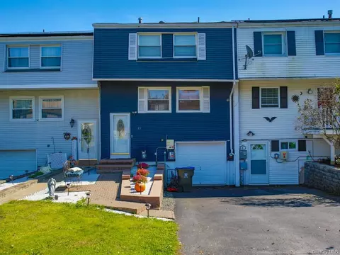 21 Old Anvil Ln, Wallkill, NY 10940