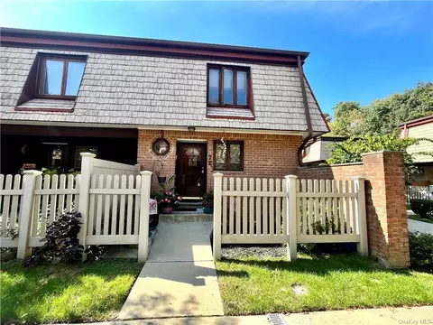 7 Heritage Dr #E, Clarkstown, NY 10956