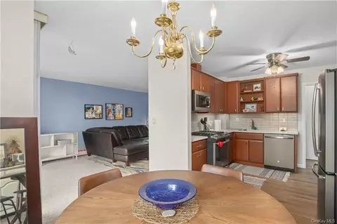 1 Lakeview Dr #2B, Peekskill, NY 10566