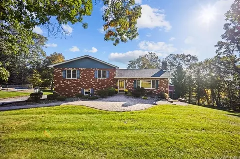 25 Westend Dr, Woodbury Town, NY 10930