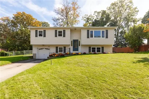 8 Dara Ln, Poughkeepsie, NY 12601