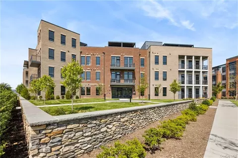 100 Legend Dr #206, Mount Pleasant, NY 10591