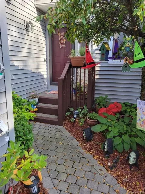 285 Horseshoe Cir, Ossining, NY 10562