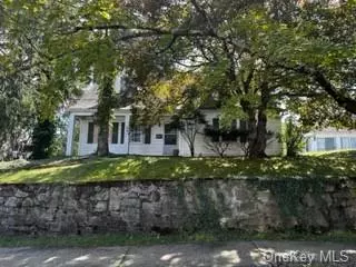 8 Oak Crescent St, Poughkeepsie, NY 12601