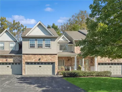 8 Clearwater Ct, Beacon, NY 12508
