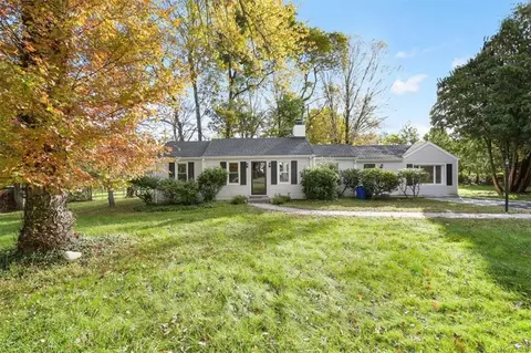 34 Red Oak Ln, New Castle, NY 10549