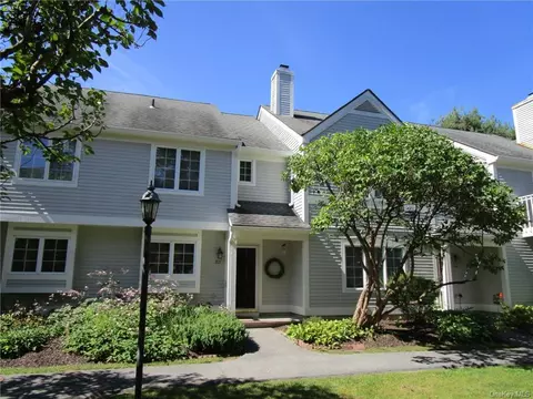 705 Chestnut Dr, Carmel Hamlet, NY 10512