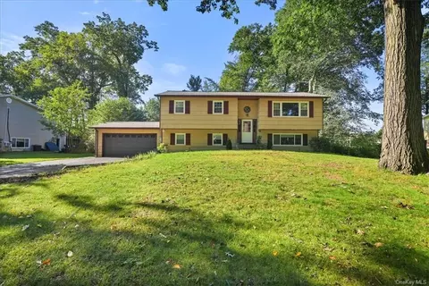 13 Floral Ct, Clarkstown, NY 10954