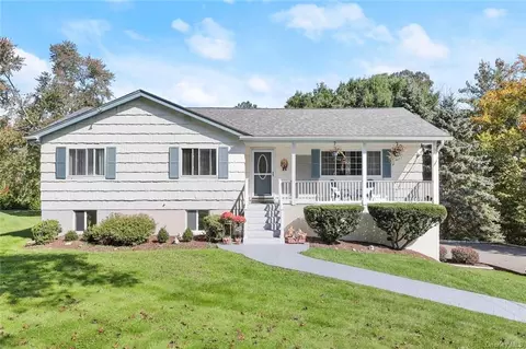 828 Heritage Ct, Yorktown, NY 10598
