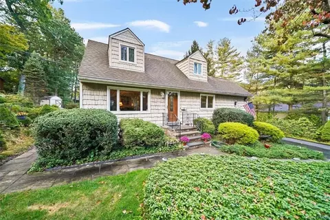 21 Deerfield Dr, Clarkstown, NY 10956