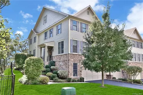 24 Langeloth Dr, Cortlandt, NY 10567