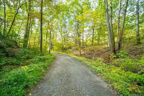 1 Daisy Ln, Hyde Park, NY 12580