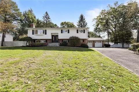 4 Tavo Ln, Clarkstown, NY 10956