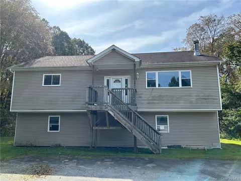 75 Honeywell Ln, Hyde Park, NY 12538