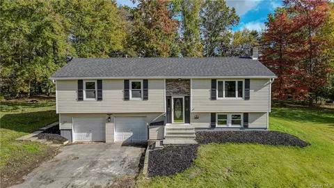 25 Riverside Dr, Shawangunk, NY 12566