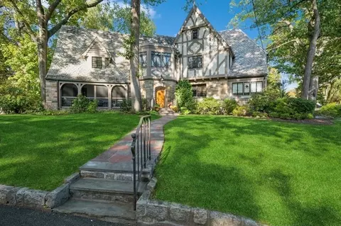 8 France Pl, Larchmont, NY 10538