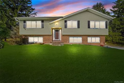 11 Tally Ho Rd, Mount Hope, NY 10940