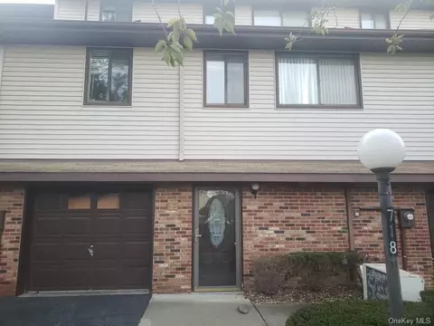 718 Hewitt Ln, New Windsor, NY 12553