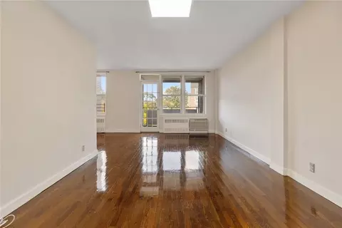 142-20 84th Dr #5L, Briarwood, NY 11435