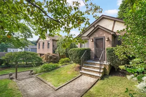 6 Cedar Rd, Mahopac, NY 10541