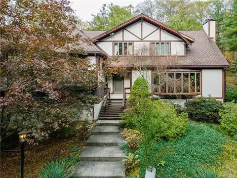 295 Drake Rd, Pleasant Valley, NY 12569