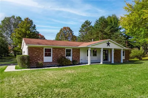 4 Longview Ln, Wallkill, NY 10941