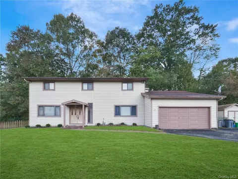 49 Highlake Dr, Thiells, NY 10984